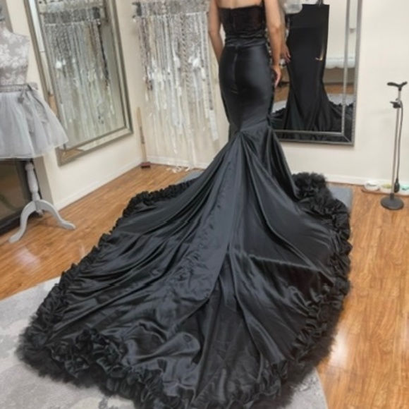 A custom Beyoncé Gucci gown - Picture 5 of 5